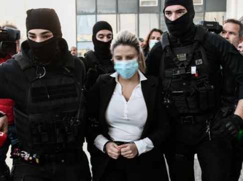 «Τέρας, τέρας όρθιο» – Ξέσπασαν κατά της Έφης Κακαράντζουλα – Ήταν μόνη της στο δικαστήριο