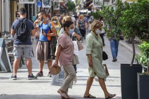 Κορωνοϊός – Συναγερμός από την έκρηξη κρουσμάτων – Στο κόκκινο επιπλέον περιοχές – Ποια μέτρα εξετάζει η Επιτροπή