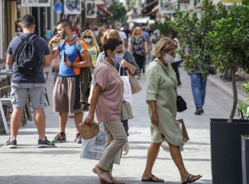 Κορωνοϊός – Συναγερμός από την έκρηξη κρουσμάτων – Στο κόκκινο επιπλέον περιοχές – Ποια μέτρα εξετάζει η Επιτροπή