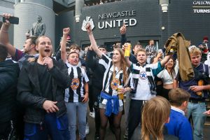 Στο «St. James’ Park» οι οπαδοί της Νιούκαστλ για να γιορτάσουν την πώληση της ομάδας (vids)