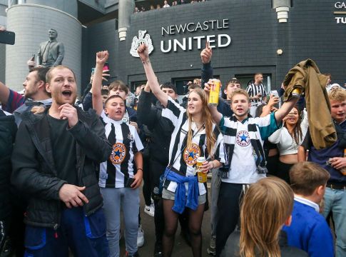 Στο «St. James’ Park» οι οπαδοί της Νιούκαστλ για να γιορτάσουν την πώληση της ομάδας (vids)