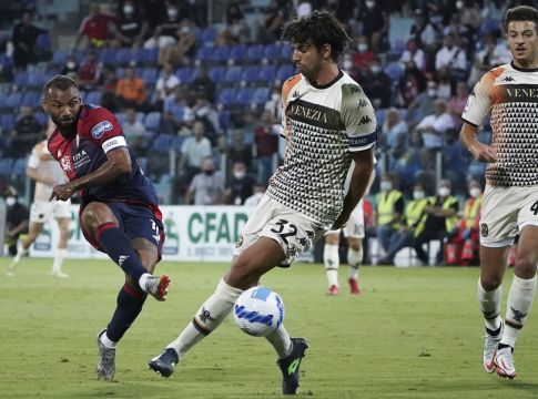 Την πάτησε στο τέλος η Κάλιαρι, 1-1 με τη Βενέτσια