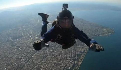 28η Οκτωβρίου – Η εντυπωσιακή πτώση των αλεξιπτωτιστών και η παράδοση της ελληνικής σημαίας