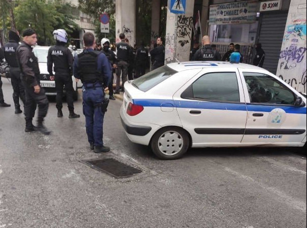 Πανικός στο κέντρο της Αθήνας – Αυτοκίνητο έπεσε πάνω σε περιπολικό – Πυροβολισμοί από τον αστυνομικό
