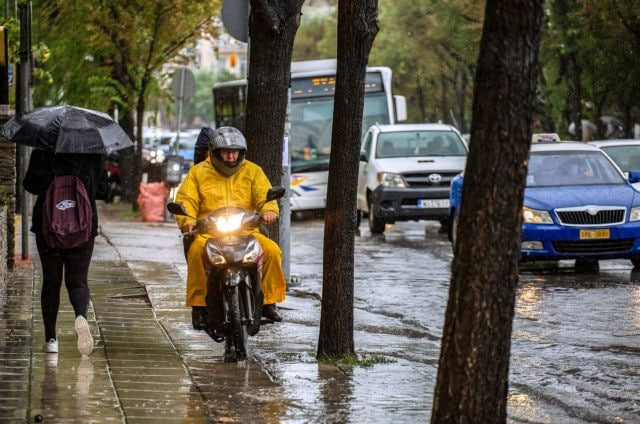 Εγκλωβισμένοι πολίτες στην Αττική λόγω της κακοκαιρίας – Εκλεισε η Πειραιώς, δεκάδες κλήσεις στην Πυροσβεστική