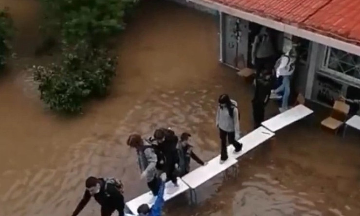 Απίστευτο βίντεο – Μαθητές στη Ν. Φιλαδέλφεια έφτιαξαν γέφυρα με θρανία για να φύγουν από πλημμυρισμένο σχολείο