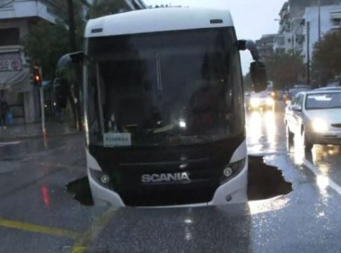 Εικόνες σοκ στη Θεσσαλονίκη: Υποχώρησε ο δρόμος και «ρούφηξε» λεωφορείο – Τρόμος για τους επιβάτες