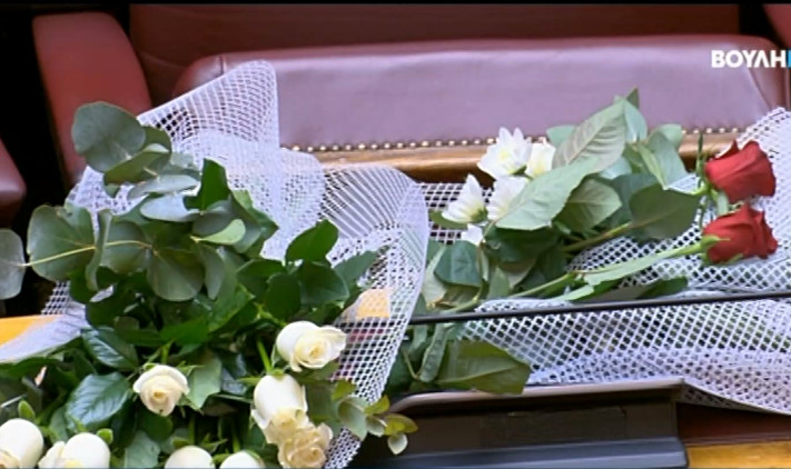 Πενθεί η Βουλή για την απώλεια της Φώφης Γεννηματά – Λουλούδια στο έδρανό της και ενός λεπτού σιγή