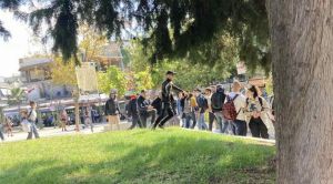 Φωτογραφίες από τη στιγμή της επίθεσης των ακροδεξιών σε μέλη του ΚΚΕ και της ΚΝΕ στη Θεσσαλονίκη
