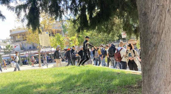 Φωτογραφίες από τη στιγμή της επίθεσης των ακροδεξιών σε μέλη του ΚΚΕ και της ΚΝΕ στη Θεσσαλονίκη
