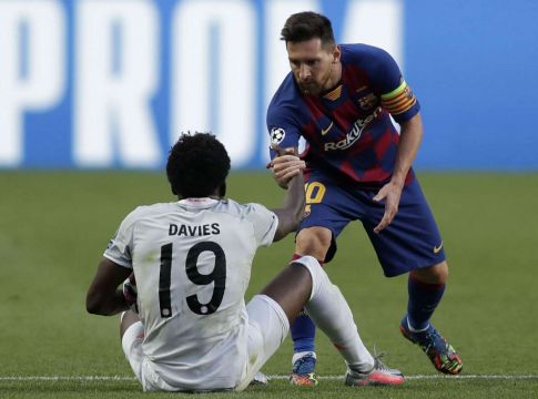 Έκανε… κορνίζα τη χειραψία με τον Μέσι ο Ντέιβις (pic)