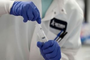 Κορωνοϊός – Χωρίς εμβόλιο οι άνθρωποι θα μολύνονται ξανά κάθε 16 μήνες κατά μέσο όρο