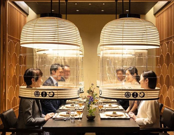 Ιαπωνική λύση στην μετάδοση του κορωνοϊού – Δείπνο μέσα σε φανάρια για να μην εκτοξεύονται σωματίδια