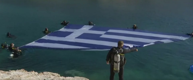 Βουλιαγμένη – Kαταδύθηκε πελώρια ελληνική σημαία από 14 δύτες (vid)
