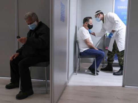 Τρίτη δόση και για τους κάτω των 60 ετών εάν υπάρχει διαθεσιμότητα – Χειμώνας με αυξημένα κρούσματα και θύματα