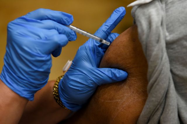Κορωνοϊός – Ανησυχία για τα χαμηλά επίπεδα εμβολιασμού – «Πάνω από 5.000 κρούσματα την ημέρα αν…»