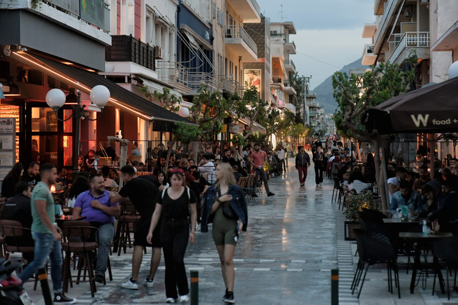 Ποιους περιορισμούς εξετάζει η κυβέρνηση για τις «κόκκινες» περιοχές – Το «αγκάθι» των μεικτών χώρων