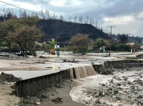 Η κακοκαιρία «Αθηνά» σάρωσε τη Βόρεια Εύβοια – Εικόνες βιβλικής καταστροφής – Τέσσερις εγκλωβισμένοι στην Αγία Άννα