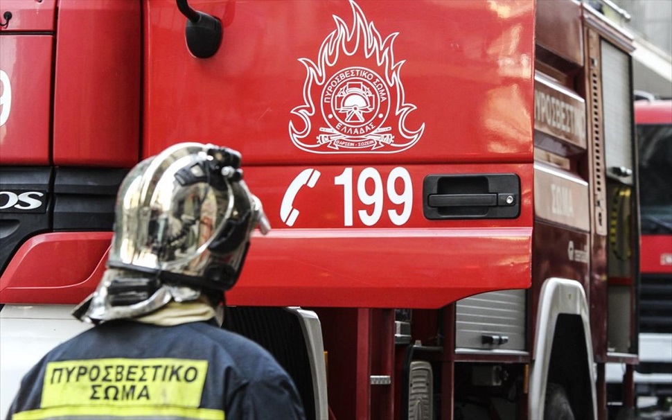 Νίκαια: Μεγάλη επιχείρηση απεγκλωβισμού ατόμων εξαιτίας πυρκαγιάς σε πολυκατοικία
