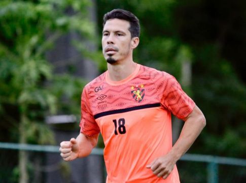 Έπος – Ο Ερνάνες έκανε «μπάνιο» μόλις βγηκε αλλαγή (vid)