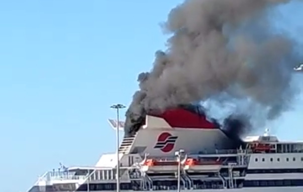 Συναγερμός στο λιμάνι της Πάτρας – Φωτιά σε πλοίο