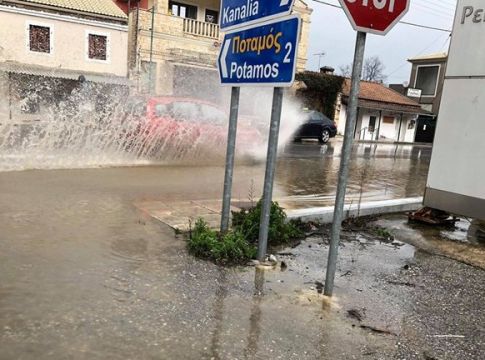 Η κακοκαιρία «Αθηνά» πλήττει το Ιόνιο – Πλημμυρισμένοι δρόμοι, κλειστά σχολεία, διακοπές ρεύματος