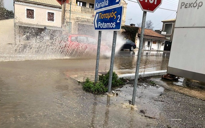 Η κακοκαιρία «Αθηνά» πλήττει το Ιόνιο – Πλημμυρισμένοι δρόμοι, κλειστά σχολεία, διακοπές ρεύματος