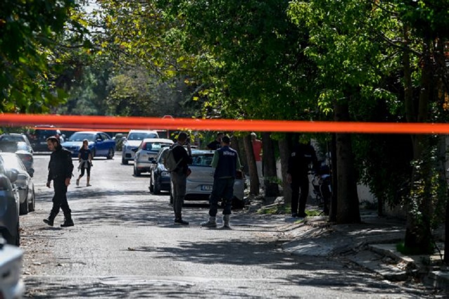 Κηφισιά – Η στολή που φορούσε ο δράστης και το οπλοστάσιό του – Εικόνες ντοκουμέντο