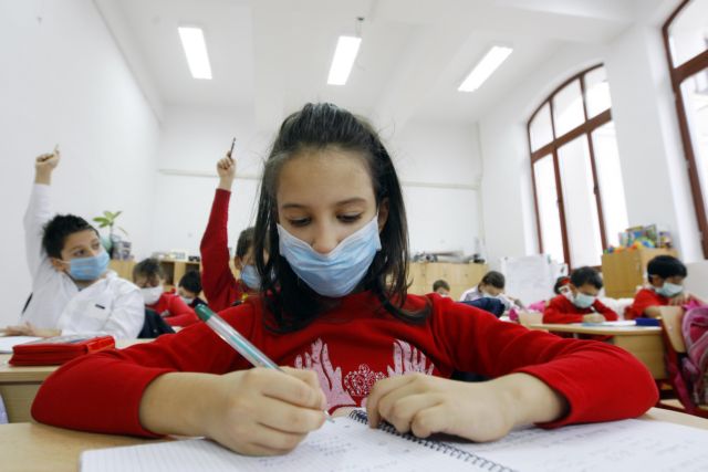 Τα σχολεία στην εποχή του κορωνοϊού – Τελικά πόσο «φρενάρει» τον ιό η χρήση μάσκας στις τάξεις