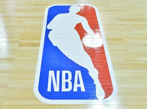 NBA – Η καραντίνα για τους εμβολιασμένους παίκτες μειώνεται από τις δέκα στις έξι μέρες