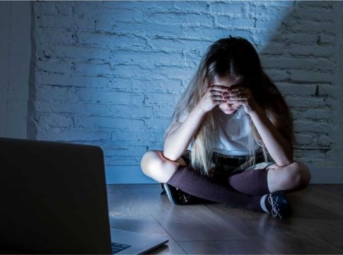Παιδόφιλοι στο διαδίκτυο – Πώς αποπλανούν τους ανήλικους – Οι κίνδυνοι που εγκυμονούν
