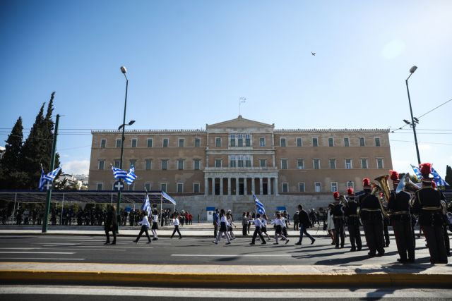 Μαθητική παρέλαση στην Αθήνα μετά από δύο χρόνια – Το κέντρο γέμισε ξανά μαθητές και σημαίες