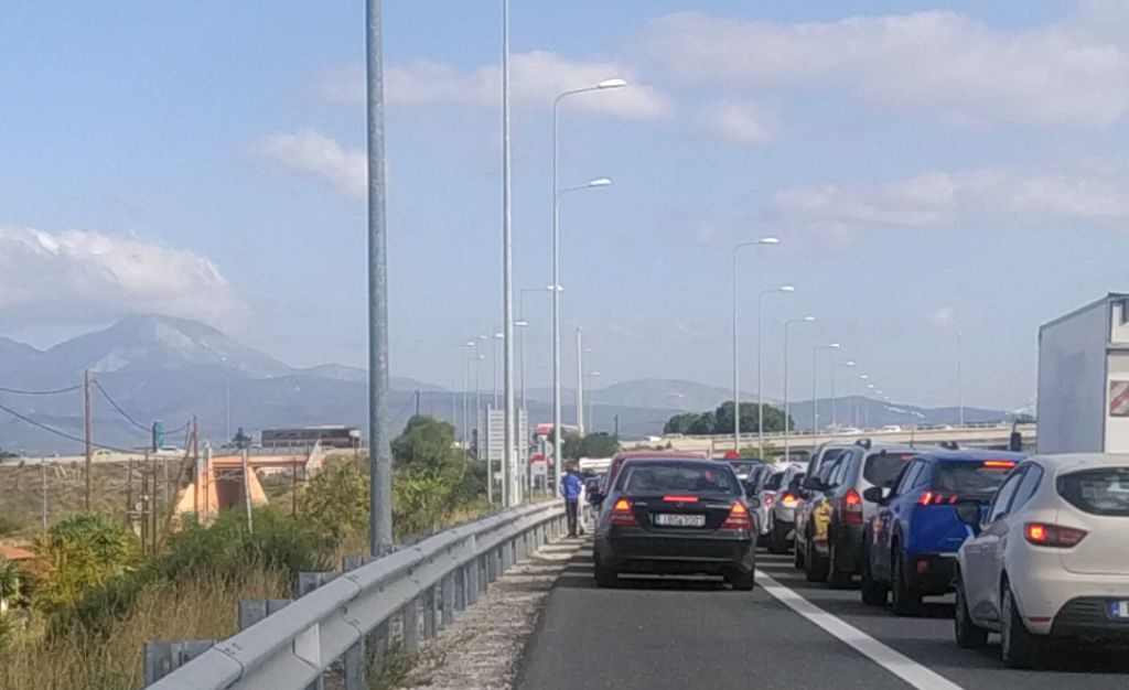 Έκλεισε η Εθνική Οδός – Ένταση με Ρομά, πετροπόλεμος και ουρές χιλιομέτρων (vids)