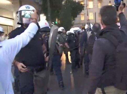 Ενταση και χημικά στο Πανεκπαιδευτικό συλλαλητήριο (pics+vid)