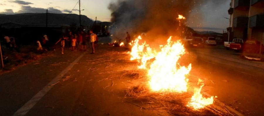 Καταδίωξη στο Πέραμα – Έκρυθμη η κατάσταση στον Ασπρόπυργο – Ρομά έκλεισαν την Αττική Οδό – Πετροπόλεμος με την Αστυνομία