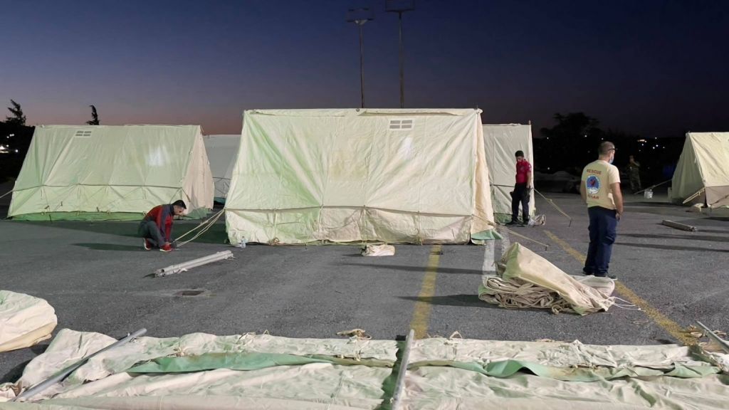 Αδιανόητο – Έστειλαν στους σεισμόπληκτους στην Κρήτη από νυφικά μέχρι άπλυτα εσώρουχα