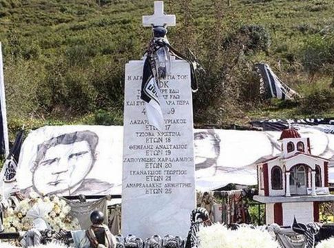 Έκλεψαν τις σημαίες του ΠΑΟΚ από το μνημείο στα Τέμπη (pics)