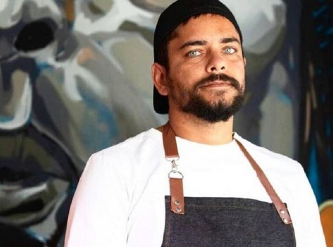 Συγκλονίζει ο Τίμος Ζαχαράτος – «Δεν είχα να φάω, έμενα σε δωμάτιο 7 τετραγωνικών»