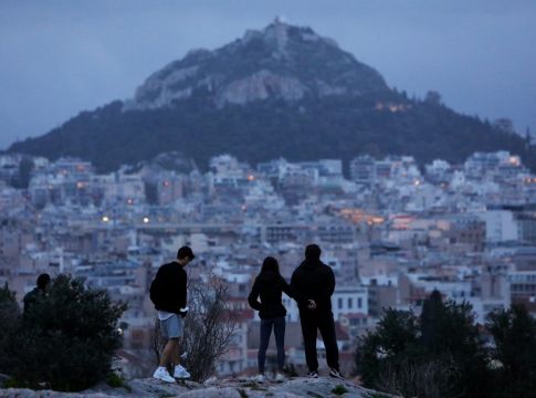 Τα παιδιά παραμένουν στο «στόχαστρο» του κορωνοϊού – Πόσο προστατεύονται από το εμβόλιο