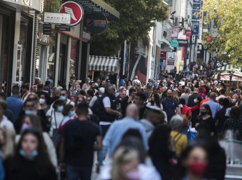 Σχεδόν 3.000 κρούσματα σε Αττική και Θεσσαλονίκη – «Φλέγονται» 13 περιοχές