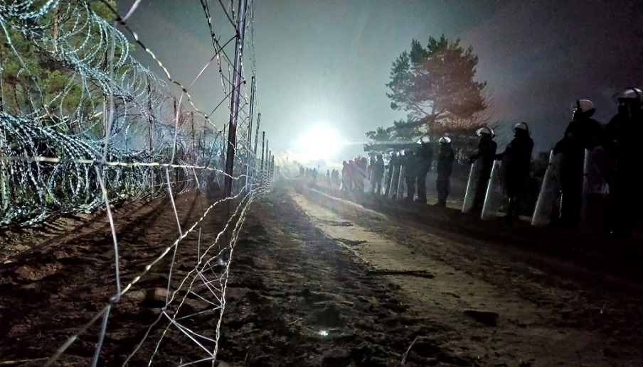 Λευκορωσία – Δίνουν δακρυγόνα στους πρόσφυγες για να επιτεθούν στις πολωνούς στρατιώτες