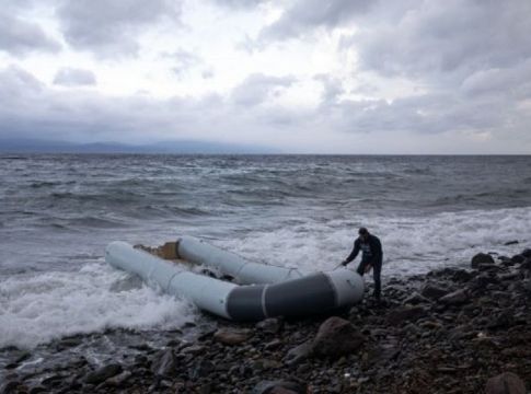 Πρόσφυγας κατηγορείται για τον θάνατο του γιου του μετά από ναυάγιο – Καμπάνια για την ανάδειξη της πρωτοφανούς υπόθεσης
