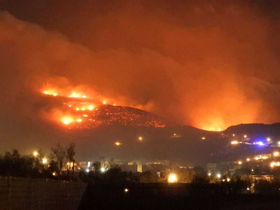 Μεγάλη φωτιά στην Τήνο – Προληπτική εκκένωση οικισμών – Αναμένεται δύσκολη νύχτα – Άνεμοι έως 8 μποφόρ