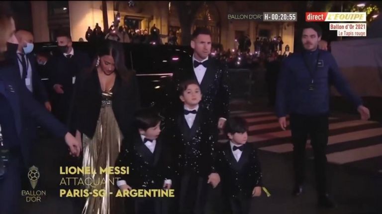 Έπος – Ο Μέσι και οι γιοι του φόρεσαν τα ίδια ρούχα στην τελετή για την Χρυσή Μπάλα (pic & vid) | to10.gr