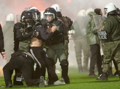Άγριες μάχες χούλιγκαν με αστυνομικούς στον αγωνιστικό χώρο της Τούμπας (Pics)