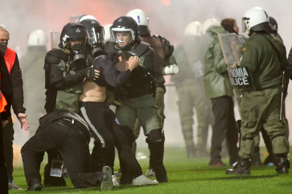 Άγριες μάχες χούλιγκαν με αστυνομικούς στον αγωνιστικό χώρο της Τούμπας (Pics)