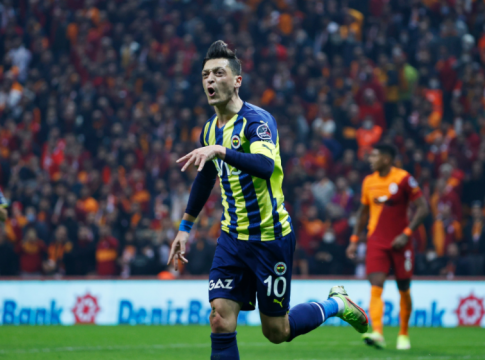 Πήρε το ντέρμπι πριν τον Ολυμπιακό η Φενέρμπαχτσε (1-2)