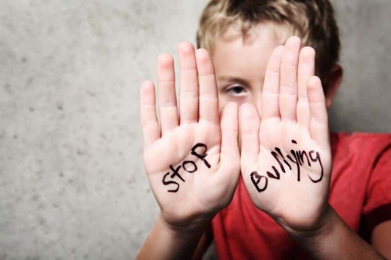 Σοκ στο Αγρίνιο – Άγριο bullying σε 13χρονο μαθητή μέσα σε σχολείο – Ανέβασαν βίντεο στο TikTok με τον ξυλοδαρμό του | to10.gr