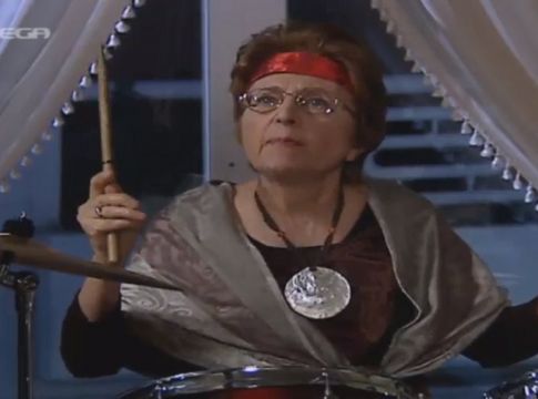 Θυμάστε τη «Θεοπούλα» από το «Παρά Πέντε»; Πού βρίσκεται σήμερα – Τι λέει για την ατάκα «κόβεται το σεξ;»