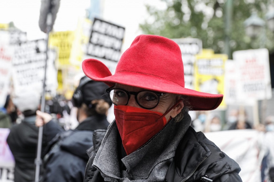 Πολυτεχνείο – Στις εκδηλώσεις για την επέτειο η ολλανδή δημοσιογράφος – Σήμα κατατεθέν το κόκκινο καπέλο